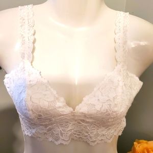 BEAUTIFUL WHITE LACE BRALETTE NWT